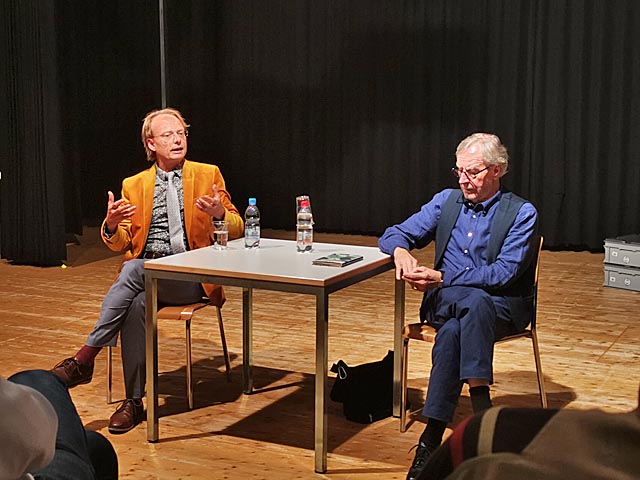 Nach der Virtual Reality Lesung dann live auf der Bühne des SteinliChällers: Der Filmer Sandro Zollinger und der Autor Klaus Merz diskutieren mit dem Publikum über das Gesehene und Gehörte. Foto: Dominik Pfoster
