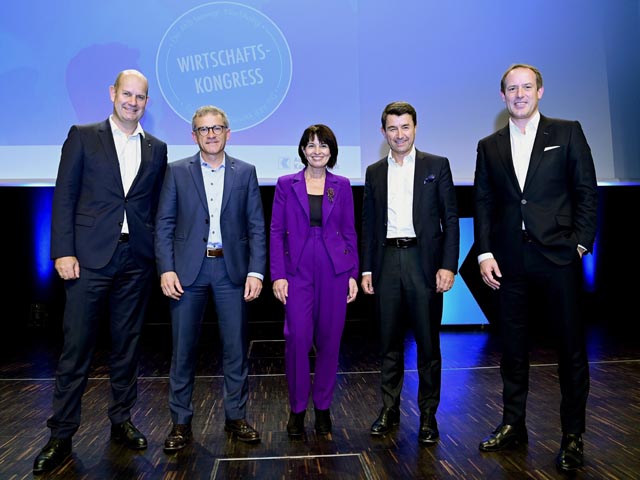 Von links: Dieter Widmer, Direktionspräsident der AKB, Helmut Ruhl, CEO AMAG Group AG, ehemalige Bundesrätin Doris Leuthard, Thomas P. Meier, CEO Ricola Group AG, Patrick Küng, Leiter Firmenkunden &amp; Institutional Banking der AKB. Foto: zVg