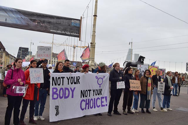 Die Jungsozialist*innen störten die Abtreibungsgegner*innen mit Transparenten und Schildern. Foto: zVg
