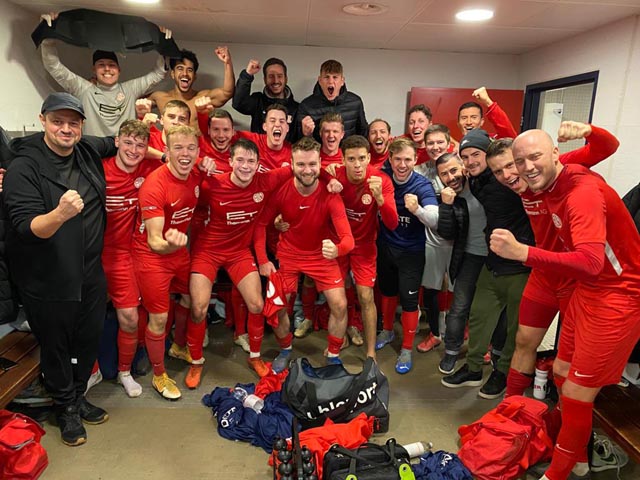 Grosser Jubel herrschte beim FC Wallbach-Zeiningen in der Kabine nach dem späten Siegtreffer. Foto: zVg