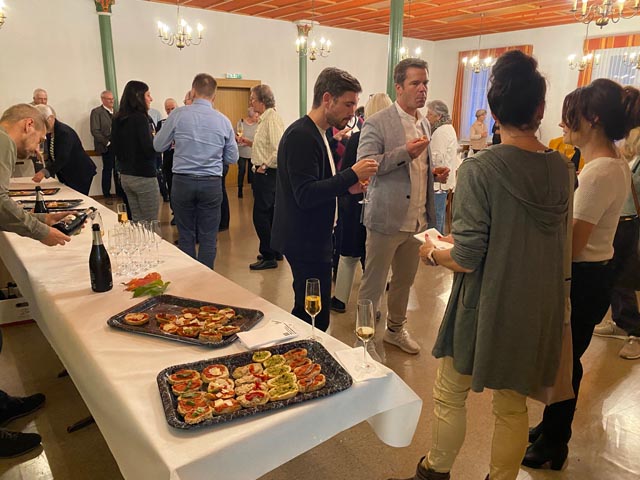 Weinfreunde beim Apéro. Foto: zVg