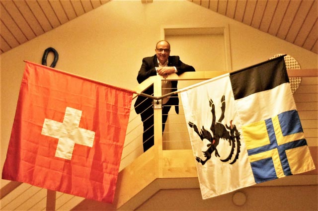 Ein gut gelaunter Regierungsrat Markus Dieth am Schluss des gelungenen Anlasses. Mit seinen Bündner Wurzeln (Davos) war der Standort im Alphornlokal zwischen der Schweizer und der Bündner Fahne natürlich gegeben. Foto: zVg