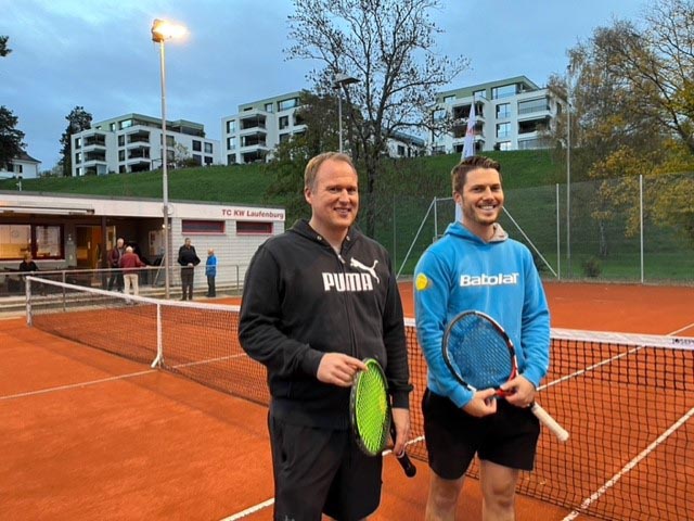 Der Laufenburger Tennis-Stadtmeister Christoph Rehmann und Jörg Reichert, CEO der Energiedienst Holding AG (EDH), welche die Anlage dem TC KWL verpachtet, bestritten das erste Spiel auf den zu Allwetterplätzen umgebauten Sandplätzen des TC KWL. Foto: zVg