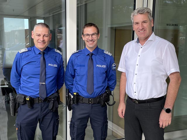Polizeichef Oblt Werner Bertschi, Wm Raphael Schneider und Gemeindeammann Daniel Suter. Foto: zVg