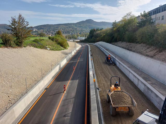 Zubringer Pfeffingerring mit neuer Brücke Wyden im Hintergrund, Blickrichtung Osten. Foto: zVg
