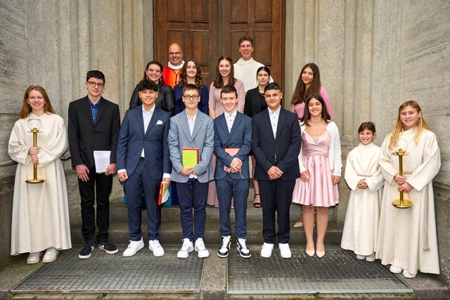 Die Firmanden und Paten mit Domherr Stefan Essig und Pfarreiseelsorger Berthold Kessler (von links). Foto: zVg