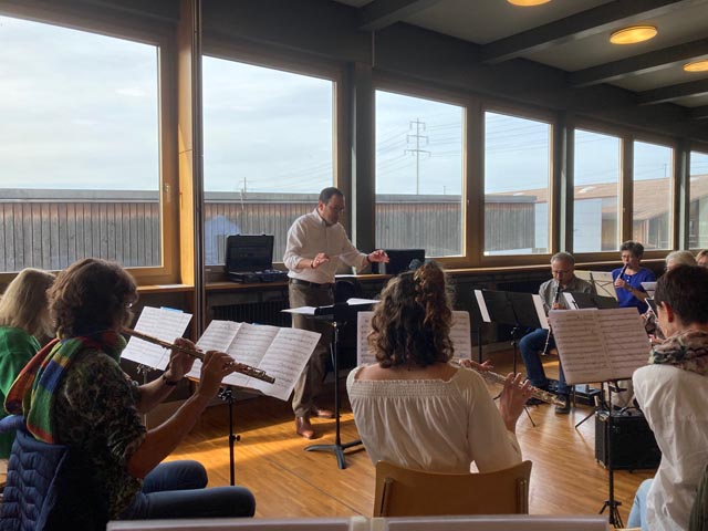 Dirigent Markus Tannenholz und die Musiker der MG Möhlin haben noch einiges vor sich bis zur Premiere. Foto: zVg