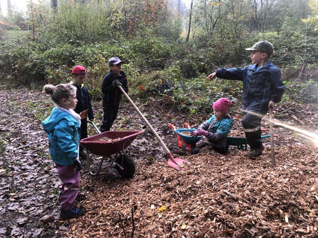 Mächtig viel z tun hatten die Papis, Grosspapis und Kinder am Waldplatz des Kindergartens Schupfart. Foto: zVg