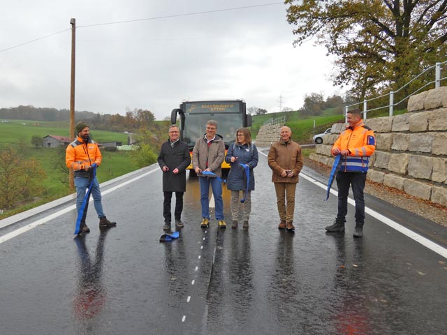 Freude begleitete die feierliche Wiedereröffnung der Kaistenbergstrasse heute Morgen. Auf dem Bild nach dem Durchschneiden des Bandes (von links): Marco Cafaro (Bauleiter, Vizeammann Oeschgen), Kantonsingenieur Dominik Studer, Gunthard Niederbäumer (Vizeammann Frick), Esther Herzog (Gemeinderätin Oeschgen), Arpad Major (Gemeindeammann Kaisten) und Fabian Gasser (Projektleiter). Foto: Jörg Wägli