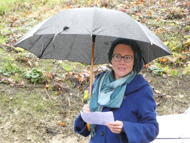 Freude über die gemachten Dinosaurierfunde im Zuge der Bauarbeiten an der Kaistenbrgstrasse bei Ursina Bachmann vom Sauriermuseum Frick, wobei weniger die Funde als solches, denn viel mehr die Erweiterung des Fundortperimeters Richtung Ittenthal von grosser Bedeutung sei. Foto: Jörg Wägli