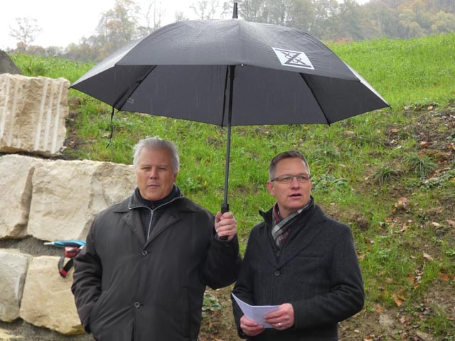 Freude über den gelungenen Abschluss und die gute Zusammenarbeit mit allen Beteiligten bei Kantonsingenieur Dominik Studer (rechts): Foto: Jörg Wägli