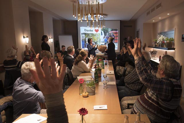 Mit hochgereckten Händen applaudieren die Mitglieder der SP Bezirk Rheinfelden ihrer Kandidatin still, aber restlos überzeugt. Foto: zVg