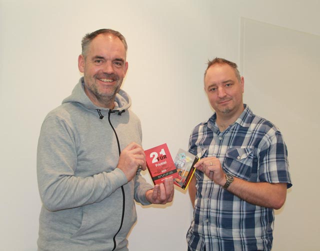 Pünktlich zum Weihnachtsgeschäft liegt das 2für1-Gutscheinbuch Fricktal 2023 vor. Über 130 Gutscheine locken wieder mit tollen Angeboten in Geschäften der Region. Neu können die Seiten ganz herausgetrennt werden, sodass das Büchlein nicht immer mit dabei sein muss. Herausgeber Beat Roth (links) und Ciril Moser von der Mobus AG bzw. Werbepartner fricktal.info machen es vor. Foto: Sonja Fasler