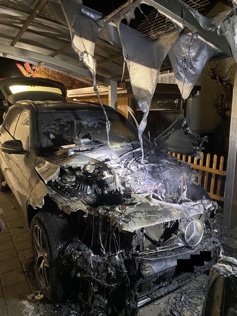 Kurz vor 3 Uhr geriet ein parkierter Personenwagen an der Kirchgasse in Hölstein BL. Foto: Polizei BL