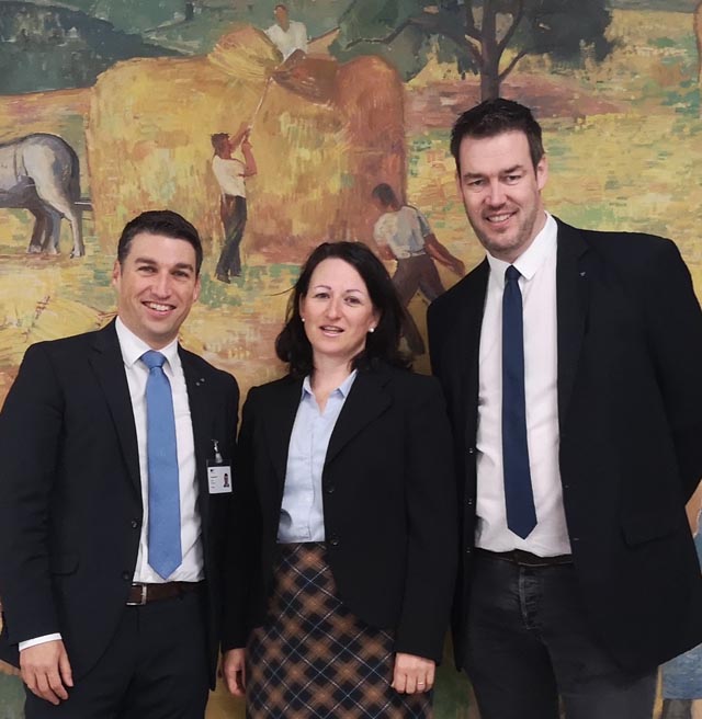 Tanja Primault-Suter neu im Erziehungsrat (svp) Der Grosse Rat hat Tanja Primault-Suter (SVP) aus Gipf-Oberfrick für die Legislaturperiode 2023-2026 in den Erziehungsrat gewählt. Tanja Primault-Suter kennt die Bildungslandschaft bestens, sie unterrichtet seit 20 Jahren an der Sekundarstufe I und war von 2013-2020 Grossrätin, wo sie sich im Bereich Bildung engagierte. Der Erziehungsrat besteht aus elf Mitgliedern und berät den Regierungsrat und das Departement BKS in Schulfragen, wie zum Beispiel das Lehrmittelwesen oder Schulversuche. Die SVP Bezirk Laufenburg freut sich über die Wahl von Tanja Primault-Suter und wünscht ihr alles Gute für das neue Amt. Bild: Tanja Primault-Suter nach der Inpflichtnahme mit den Grossräten Christoph Riner und Emanuel Suter. Foto: zVg