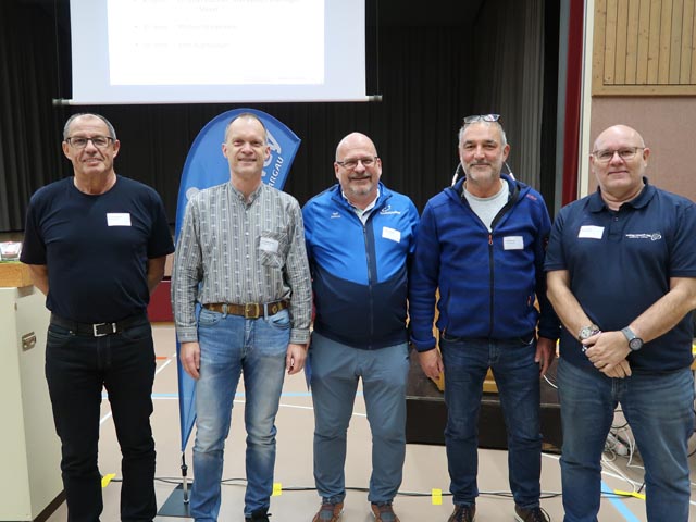 Der Ressortleiter Daniel Dennler (2.v.r.) überreicht den langjährigen Schiedsrichtern ein Geschenk (von links): Christian Brunner (30 Jahre), Michael Wiederkehr (35 Jahre), Beat Augstburger (45 Jahre), Ressortleiter Daniel Dennler, Bruno Schmid (25 Jahre). Foto: zVg