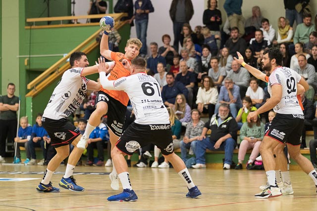 Mit aller Kraft wurde die Abwehrmauer des HC Emmen immer wieder durchbrochen. Foto: Michi Mahrer