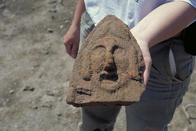 Ein fundfrischer Stirnziegel. Dieser sog. Antefix ist ein figürlich verzierter Ziegel, der die vordere Seite eines ziegelgedeckten Daches abschloss. Foto: © Kanton Aargau