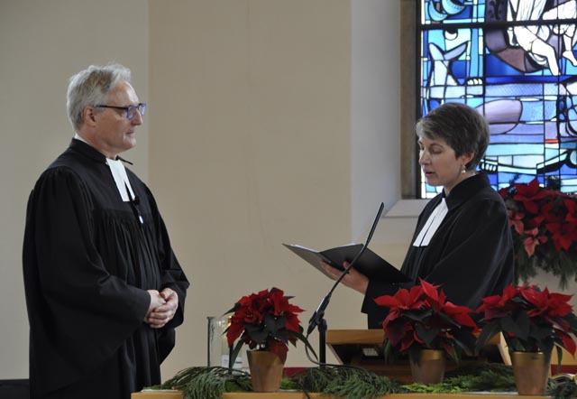 Vize-Dekanin Noemi Breda setzte Volker Houba als Pfarrer in den Dienst der reformierten Kirchgemeinde Bözen ein. Foto: Vreni Weber