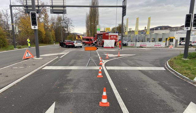 Während der Unfallaufnahme sowie den Bergungs- und Aufräumarbeiten blieb die Baslerstrasse für den Verkehr während zirka zwei Stunden gesperrt. Foto: Polizei AG