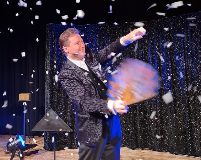 Magrée liess die Papier-Schneeflocken im SteinliChäller tanzen und bezauberte das staunende Publikum mit einem ganzen Abend voller magischer Momente. Foto: Astrid Pfoster