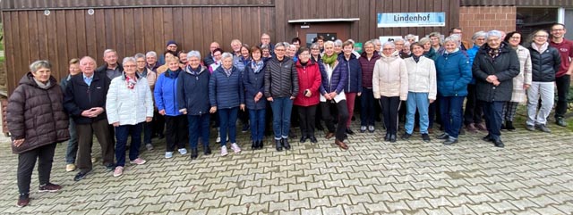 Die Teilnehmer des Schlusshocks der ProSenectute-Wandergruppe Bezirk Laufenburg. In der Mitte Eva Schütz, rechts die Wanderleiter mit Reto Pfister vom Lindenhof. Foto: zVg