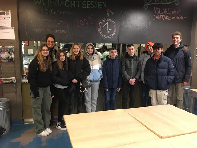  Erstaunliche Einblicke bekamen die Jugendlichen bei der Tafel in Pratteln. Foto: zVg