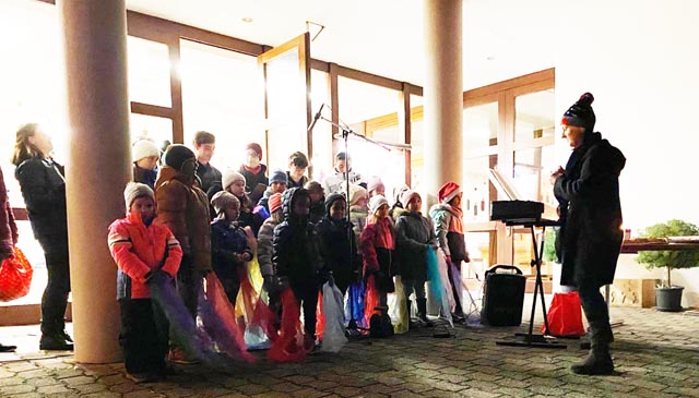 Gute Laune verbreiteten die Kinder mit ihrem Gesang. Foto: zVg