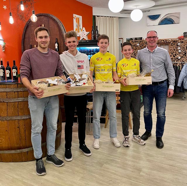 Von links: Cyrill Steinacher (Schweizermeister Team Sprint), Fabian Weiss (Schweizermeister Zeitfahren, zweifacher Vizeschweizermeister sowie Teilnehmer Weltmeisterschaften), Louis Munk (Schweizermeister Schüler U15), Saybien Zumsteg (Schweizermeister Schüler U13) und Lukas Zumsteg (Präsident). Foto: zVg