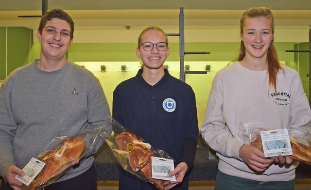 Das U17-Spitzentrio mit der Pistole (von links): Marko Tobovic (2.), Siegerin Salomé Köpfli und die Drittklassierte Maleen von Hoensbroeche. Foto: wr