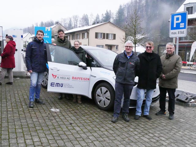 Adrian Bürki (EMU), Arian Rohs (Swiss E-Car), Karin Hinden (Raiffeisenbank), Roger Hegi (Hegi AG), Christian Kramer (Gemeindepräsident) und Rolf Prions (Präsindent Kirchenpflege) sind überzeugt vom Erfolg des neuen Angebots. Foto: Jörn Kerckhoff