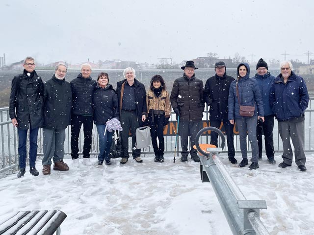 Unsere Gäste auf der Brown-Nizzola-Plattform bei eisiger Kälte und Schneegestöber vor der Finissage im Fricktaler Museum. Foto: zVg