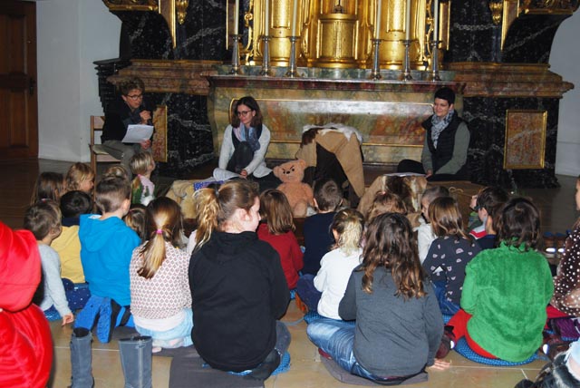 Helena Boutellier, Madlen Kümin und Nicole Bucher (von links) lasen die beosndere Weihnachtsgeschichte. Foto: zVg