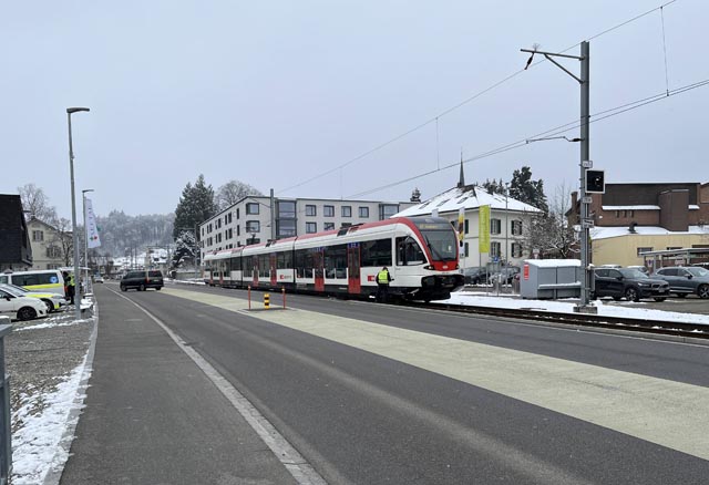 In Seon kollidierte ein Zug mit einem Auto. Foto: Polizei AG 