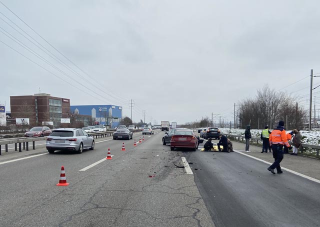 An den beteiligten Fahrzeugen entstand Sachschaden in der Höhe von rund Siebzigtausend Franken. Foto: Polizei AG