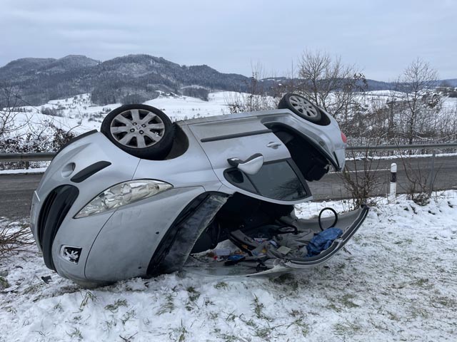 Unfall auf eisiger Strasse. Foto: Polizei AG