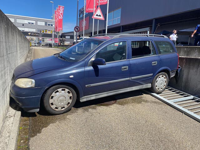 Neulenker verursacht Selbstunfall in Pratteln. Foto: Polizei BLt