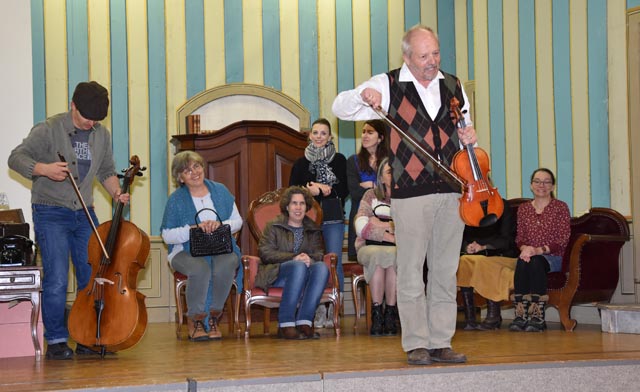 Die Freundinnen von Mrs. Wimmerforce sind zum Konzert der vermeintlichen Musiker eingeladen. Foto: Jörg Wägli