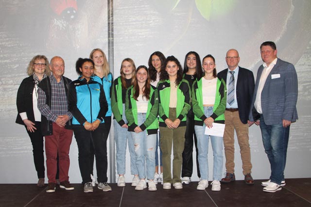 Von links: Frau Vizeammann Benie Ankli, Fritz Käser, die geehrten Sportlerinnen sowie Gemeinderat Hansruedi Schlatter und Gemeindeammann Beat Käser. Foto: Sonja Fasler