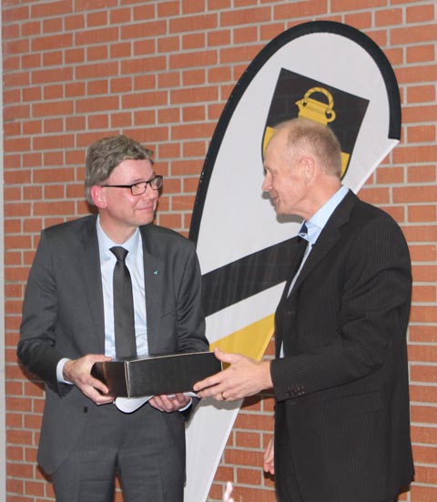 Regierungsrat Dieter Egli (links) überbrachte die Grüsse aus Aarau und erhielt von Gemeindepräsident Stephan Gemmet «Solarenergie in Form von flüssiger Energie» aus dem Stafeleggtal. Foto: Sonja Fasler