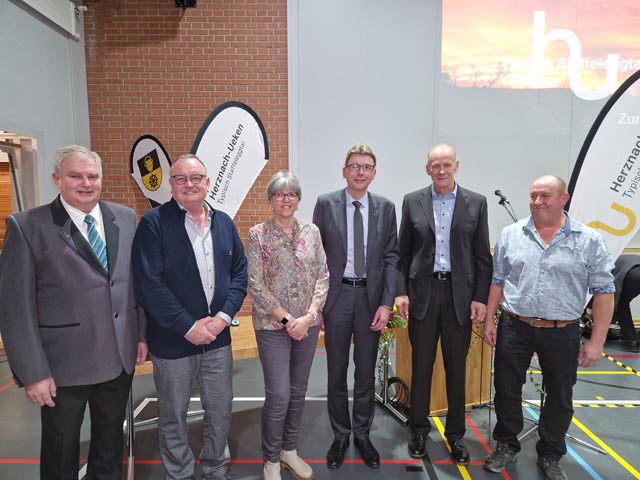 Von links: Robert Schmid (Vize-Gemeindepräsident), Gerhard Zumsteg (Gemeinderat), Doris Frey (Gemeinderätin), Dieter Egli (Regierungsrat) sowie Stephan Gemmet (Gemeindepräsident) und Hansruedi Rubin (Gemeinderat).