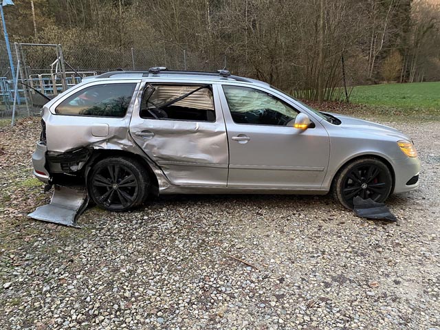 Der beschädigte Personenwagen. Foto: Polizei BL
