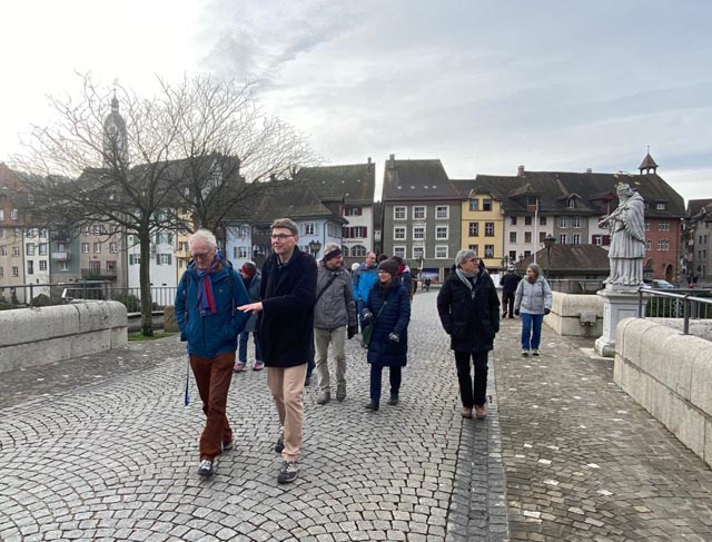 Gang über die Laufenbrücke in die deutsche Schwesterstadt; vorneweg Regierungsrat Dieter Egli mit Hannes Burger, Präsident des Museumsvereins. Foto: Sonja Fasler