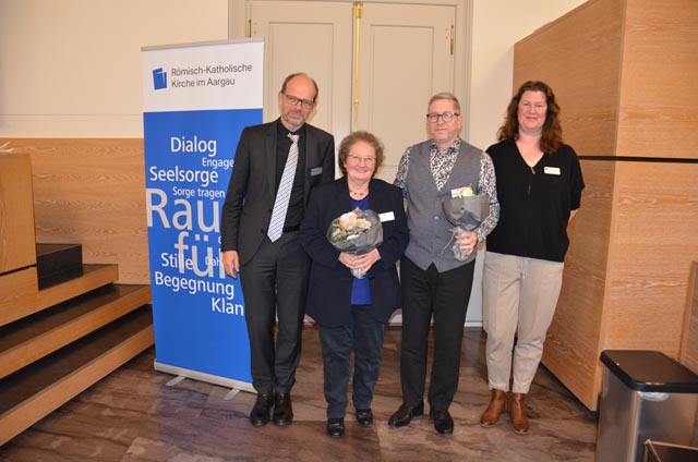 Das Parlament der Römisch-Katholischen Landeskirche des Kantons Aargau hat an seiner konstituierenden Sitzung vom 12. Januar 2023 im Grossratssaal in Aarau Christa Koch-Häutle aus Suhr (2.v. l.) zur neuen Synodenpräsidentin und Matthias Schüepp aus Zufikon (2. v. r.) zum neuen Vizepräsidenten gewählt. Kirchenratspräsident Luc Humbel (links) und Generalsekretärin Tatjana Disteli (rechts) gratulieren. Foto: zVg