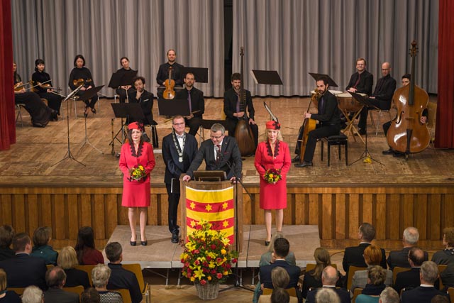 Stadtammann Franco Mazzi (am Mikrofon) und Oberbürgermeister Klaus Eberhardt blickten in ihren Ansprachen zurück und voraus. Foto: Henri Leuzinger