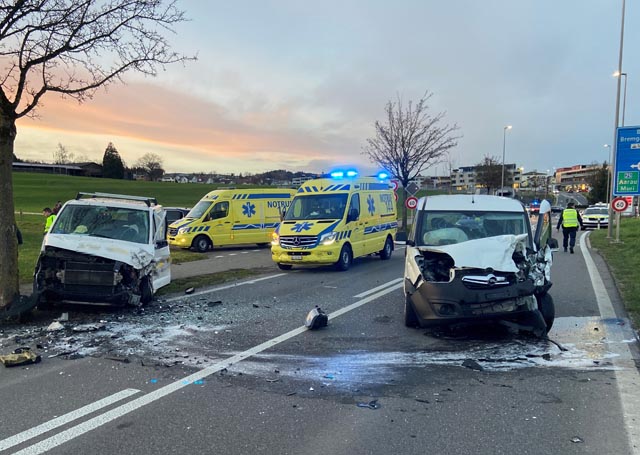 Die Frontalkollision in Sins fordert drei Verletzte. Foto: Polizei AG