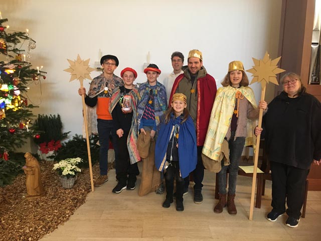 Die Steiner Sternsinger mit den verantwortlichen Organisatoren Conny Imboden (rechts) und Pfarreiseelsorger Berthold Kessler (Mitte hinten). Foto: zVg