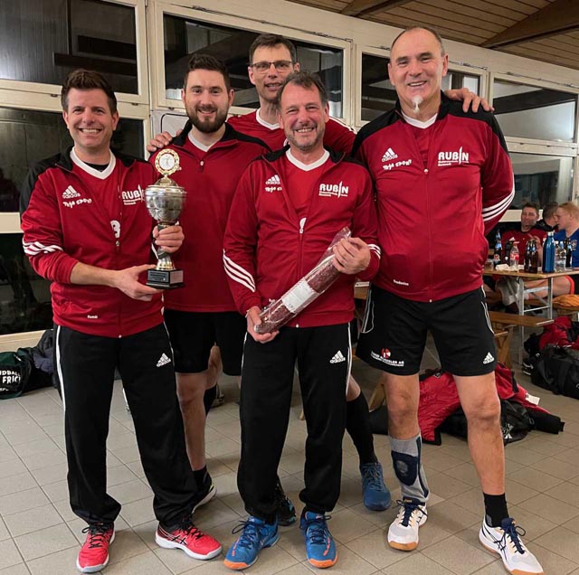 Die MR Herznach setzte sich beim Hallen-Faustballturnier gegen 15 andere Teams durch. Foto: zVg