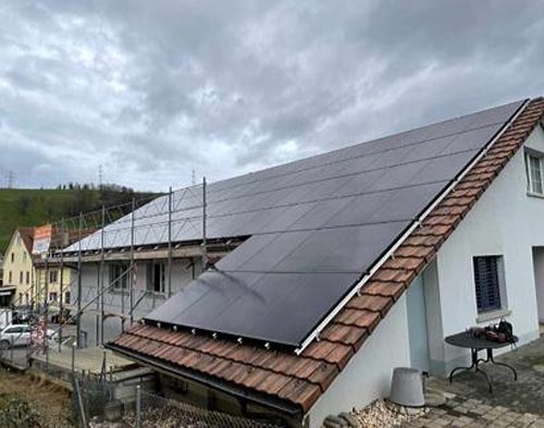 Bereits in wenigen Wochen soll die neue Photovoltaikanlage auf dem Sulzer Ladengebäude Strom produzieren und rund 50 Prozent des Eigenbedarfs decken. Foto: zVg