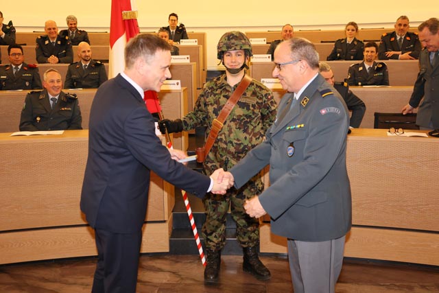 Landammann entlässt Landstatthalter aus dem Militärdienst. Foto: Copyright Roland Wey
